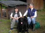 Här sitter två tjejer som vet allt som rör Labradoren. Hundarna Daim och Tess kom med på bild